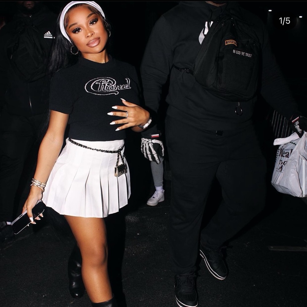 This is a white pleated mini skirt. Fits M-L